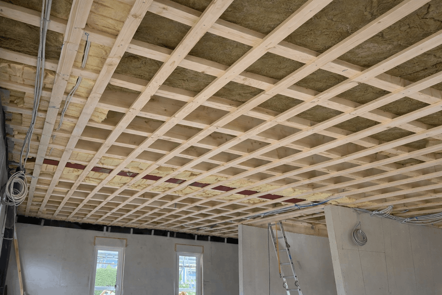 Holzlatten Vorbereitung auf Deckenflächen im Trockenbau in Berlin